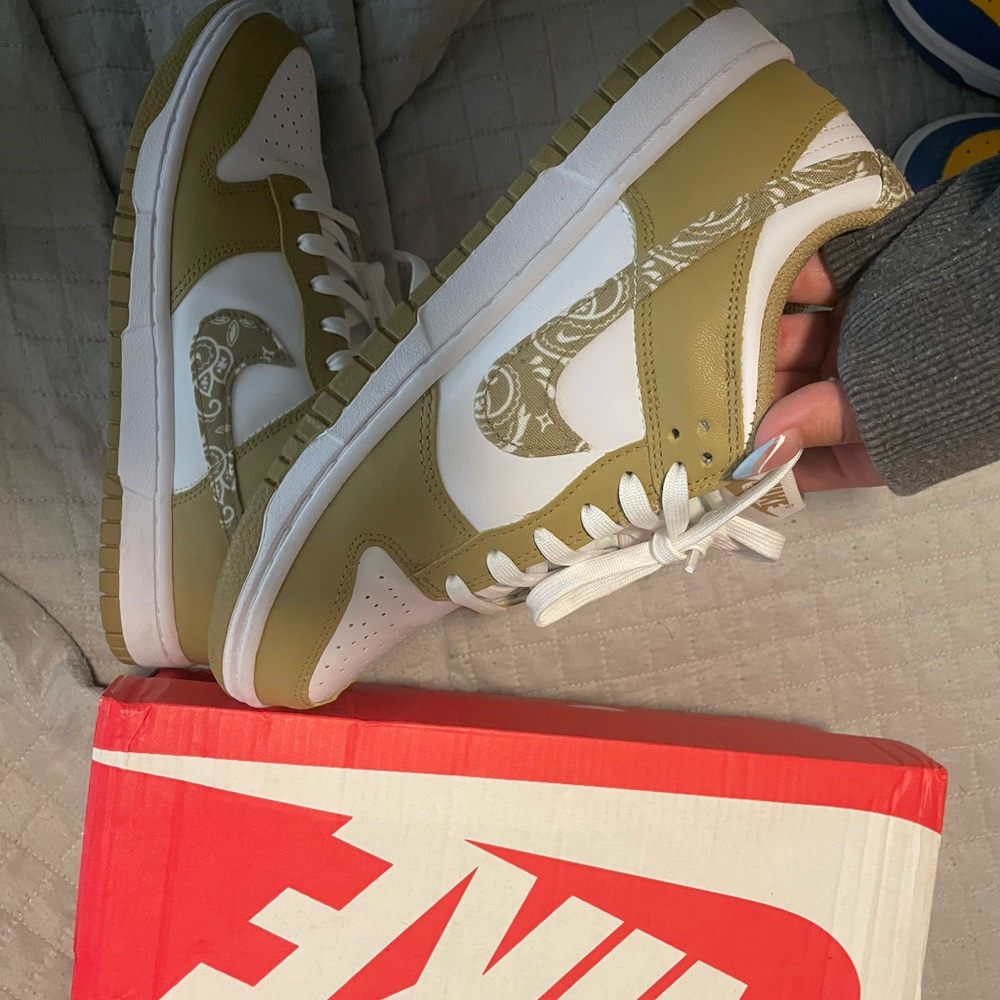 Nike dunks women’s 9